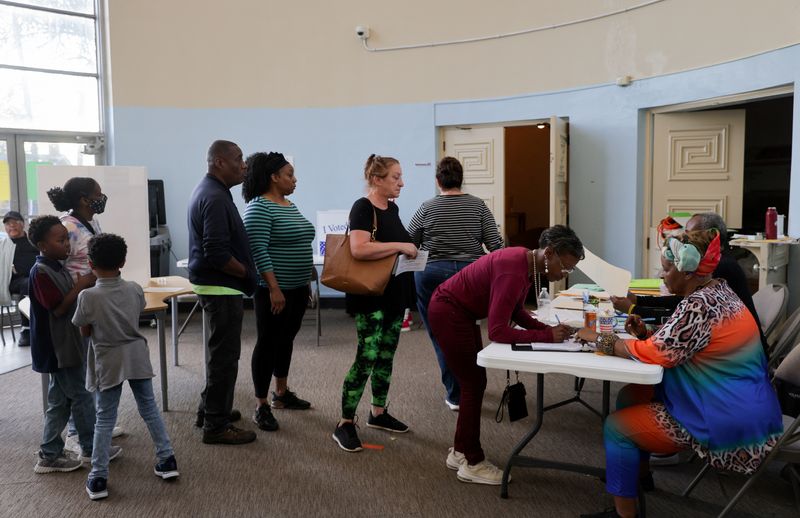 © Reuters. People line up to vote during the 2024 U.S. presidential election on Election Day, at a library in Pittsburgh, Pennsylvania, U.S., November 5, 2024. REUTERS/Jeenah Moon